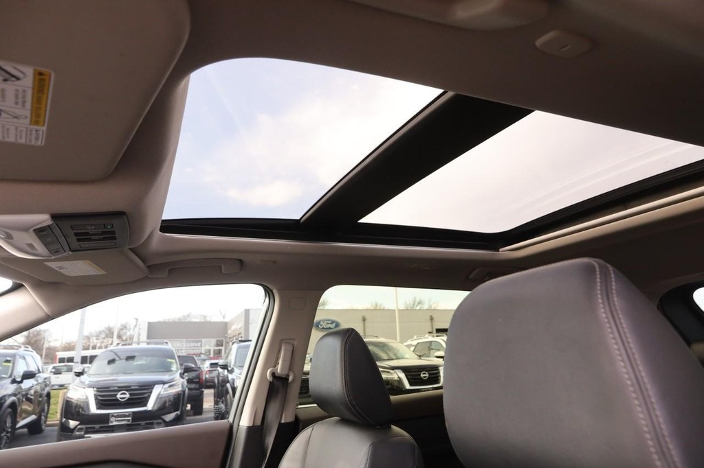 Nissan Rogue Vehicle Full-screen Gallery Image 9