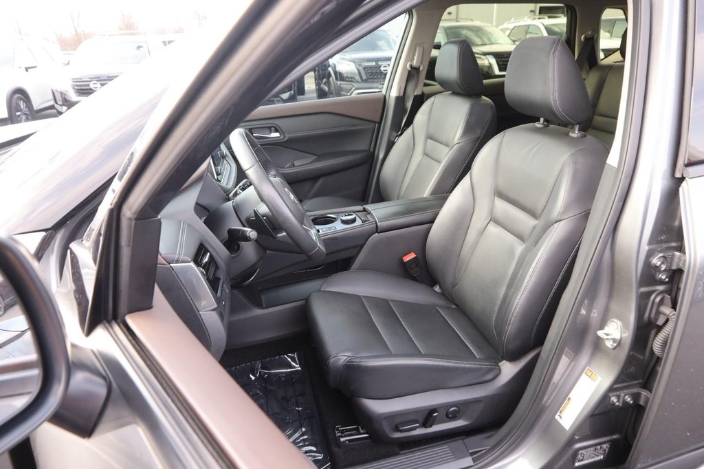 Nissan Rogue Vehicle Full-screen Gallery Image 10