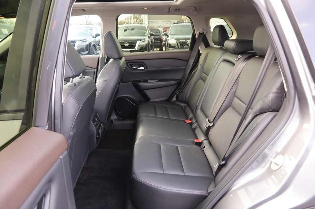 Nissan Rogue Vehicle Full-screen Gallery Image 11