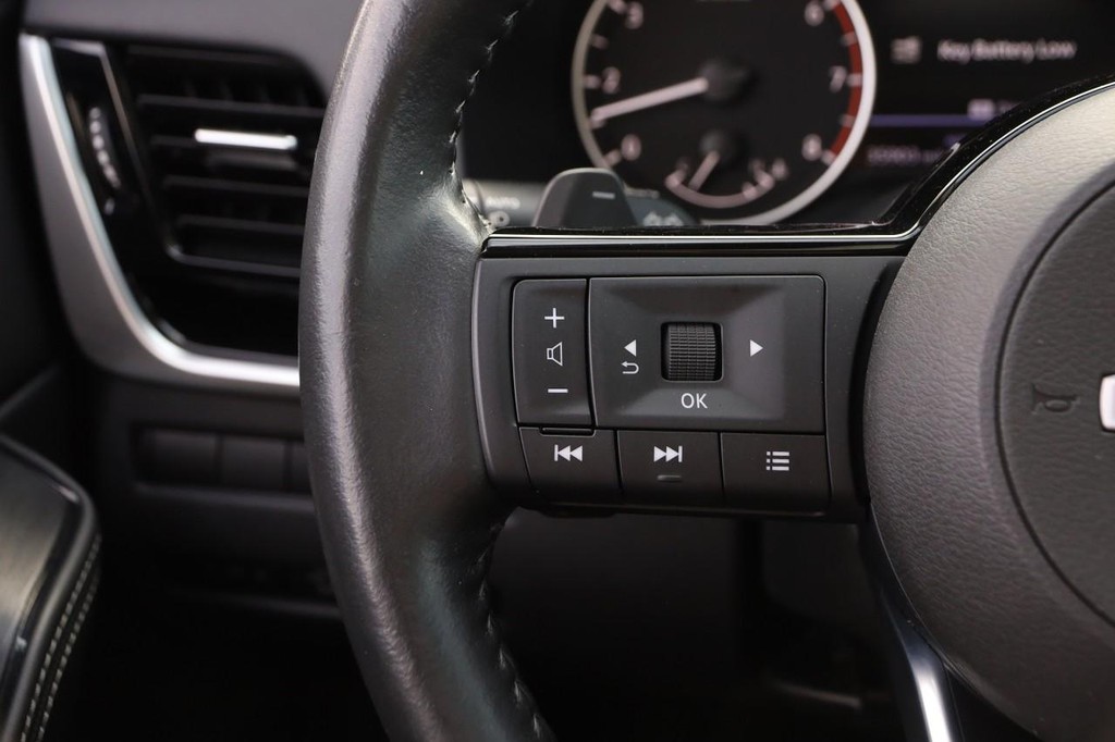 Nissan Rogue Vehicle Full-screen Gallery Image 13