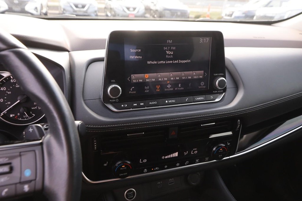 Nissan Rogue Vehicle Full-screen Gallery Image 16