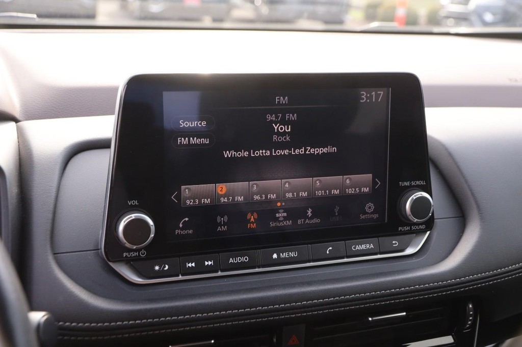 Nissan Rogue Vehicle Full-screen Gallery Image 17