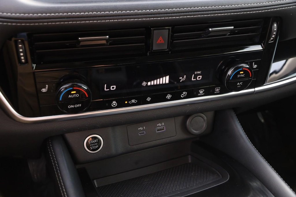 Nissan Rogue Vehicle Full-screen Gallery Image 19