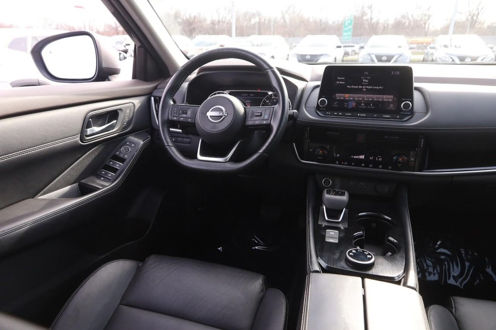 Nissan Rogue Vehicle Full-screen Gallery Image 22