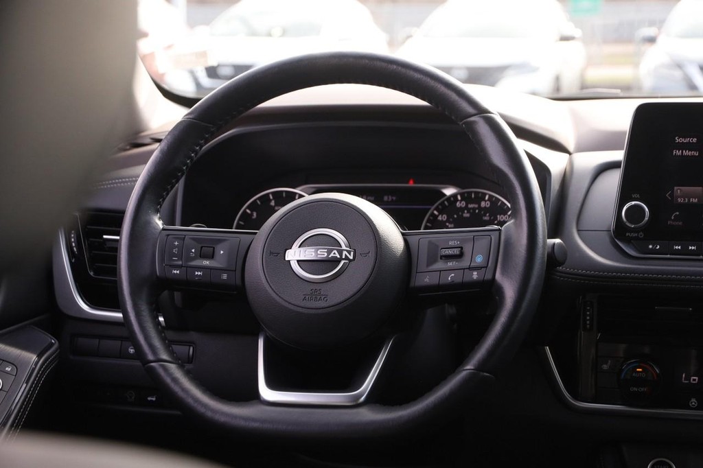 Nissan Rogue Vehicle Full-screen Gallery Image 23