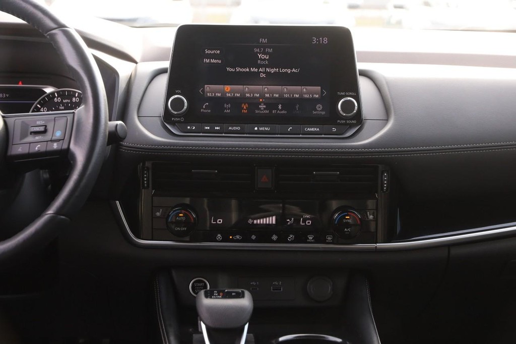 Nissan Rogue Vehicle Full-screen Gallery Image 24