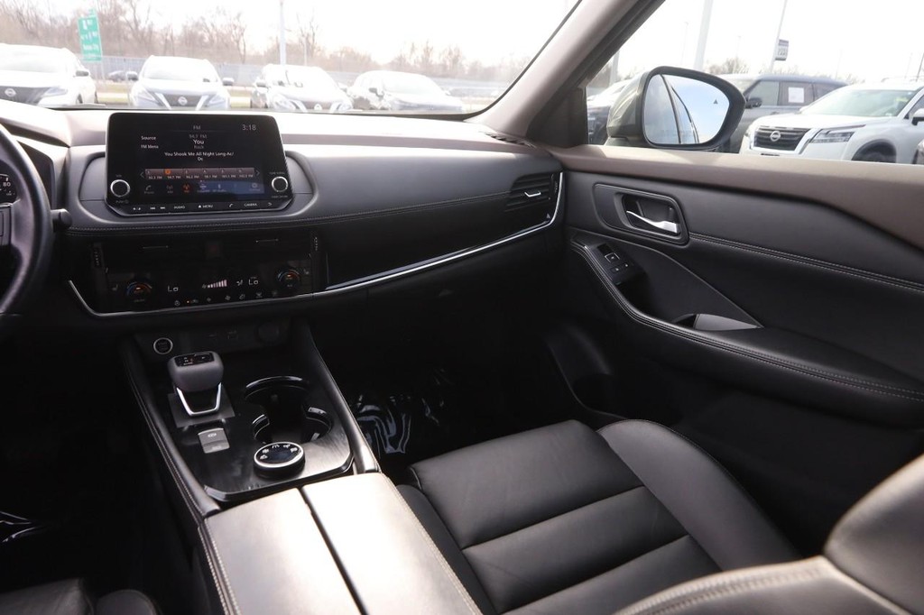 Nissan Rogue Vehicle Full-screen Gallery Image 25