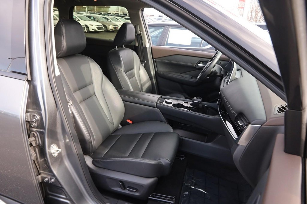 Nissan Rogue Vehicle Full-screen Gallery Image 26