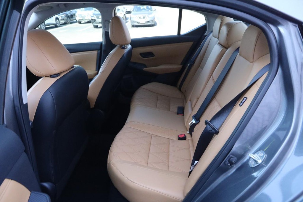 Nissan Sentra Vehicle Image 10