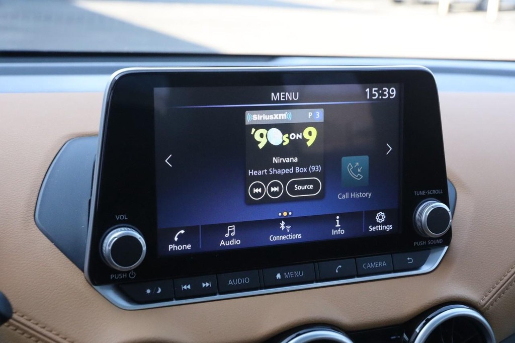 Nissan Sentra Vehicle Image 16