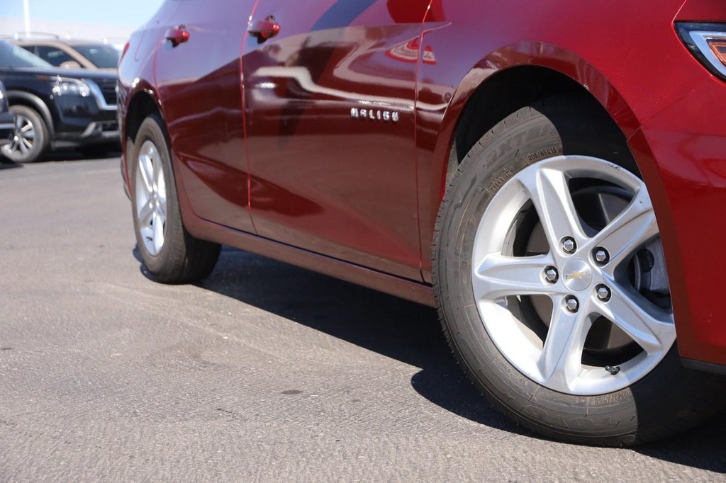 Chevrolet Malibu Vehicle Full-screen Gallery Image 3