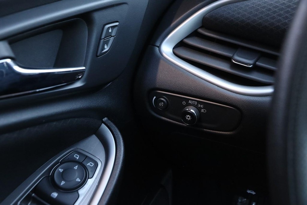 Chevrolet Malibu Vehicle Full-screen Gallery Image 18