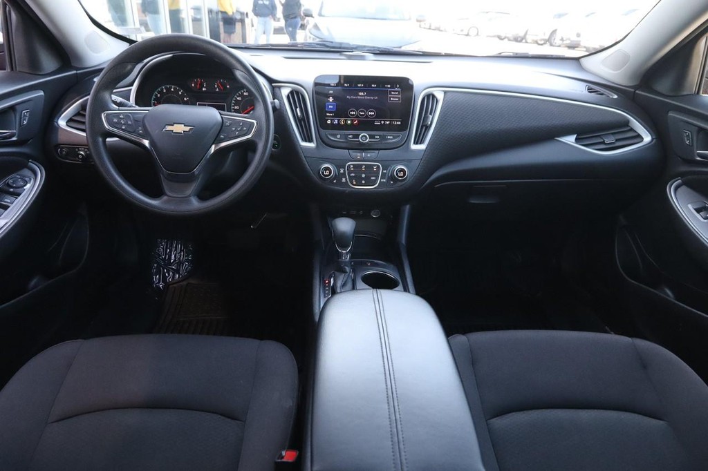 Chevrolet Malibu Vehicle Full-screen Gallery Image 19