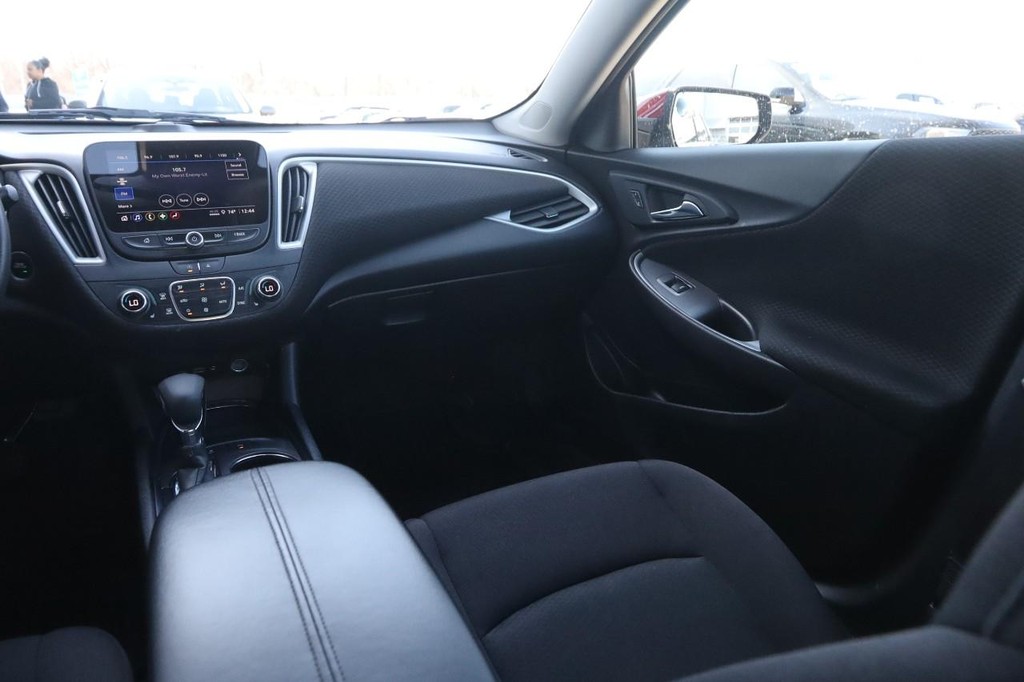 Chevrolet Malibu Vehicle Full-screen Gallery Image 23