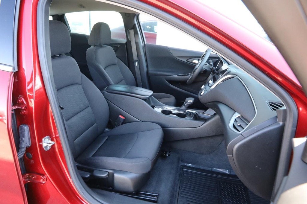 Chevrolet Malibu Vehicle Full-screen Gallery Image 24