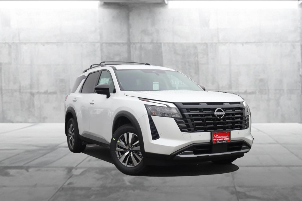 Nissan Pathfinder Vehicle Full-screen Gallery Image 2