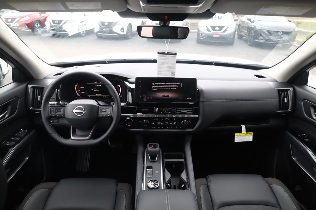 Nissan Pathfinder Vehicle Full-screen Gallery Image 7