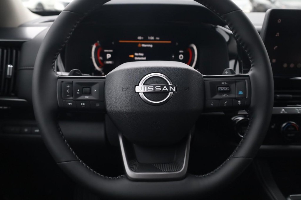 Nissan Pathfinder Vehicle Full-screen Gallery Image 8