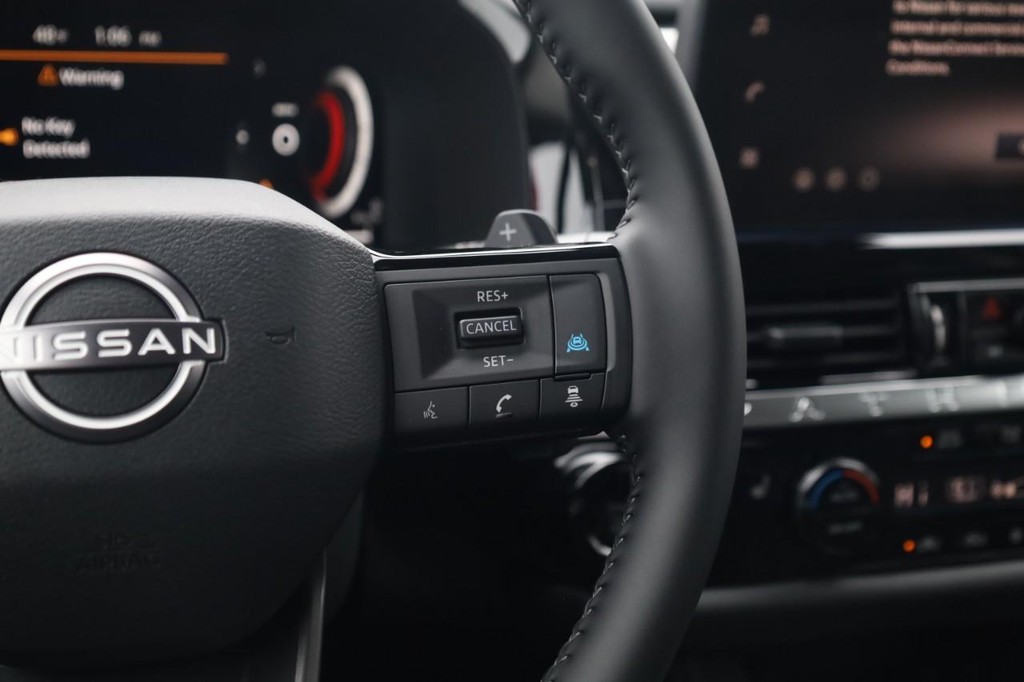 Nissan Pathfinder Vehicle Full-screen Gallery Image 9