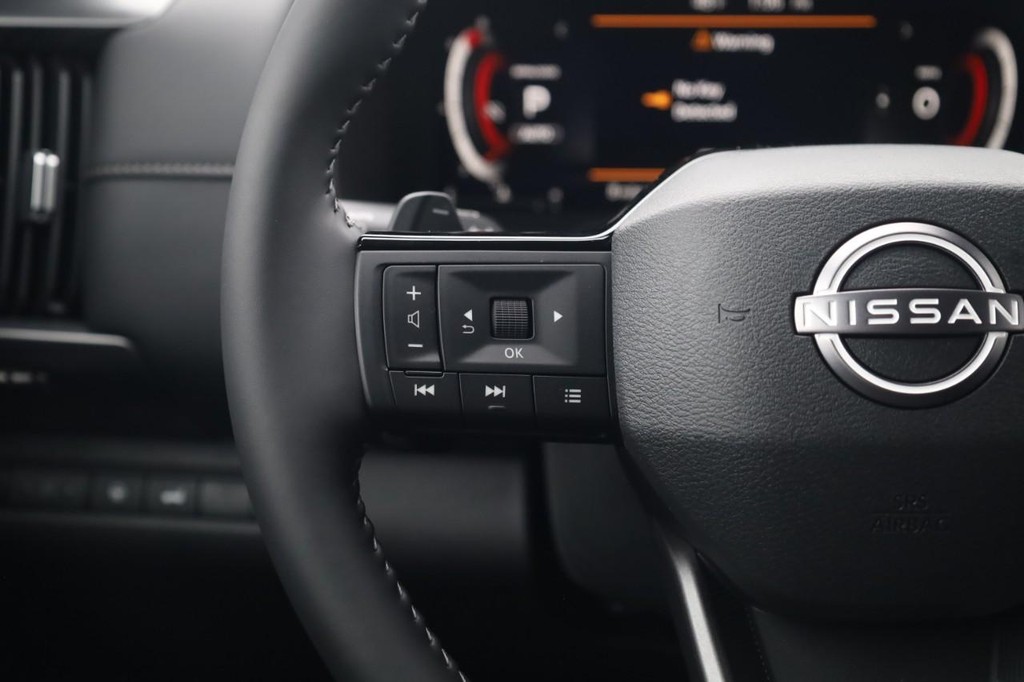 Nissan Pathfinder Vehicle Full-screen Gallery Image 10