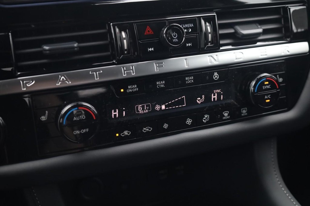 Nissan Pathfinder Vehicle Full-screen Gallery Image 16