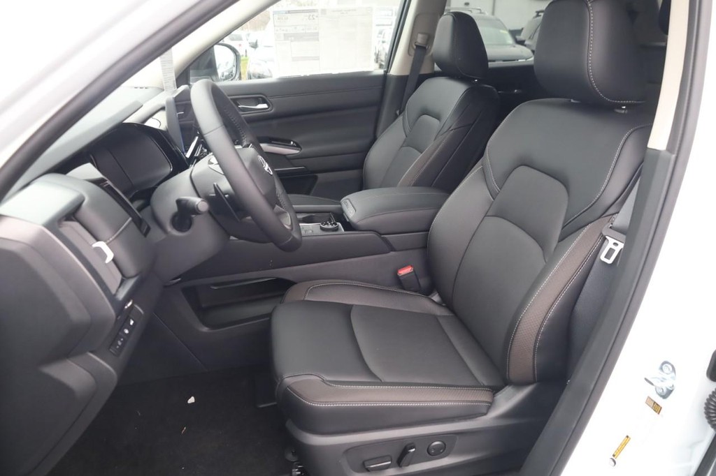 Nissan Pathfinder Vehicle Full-screen Gallery Image 20