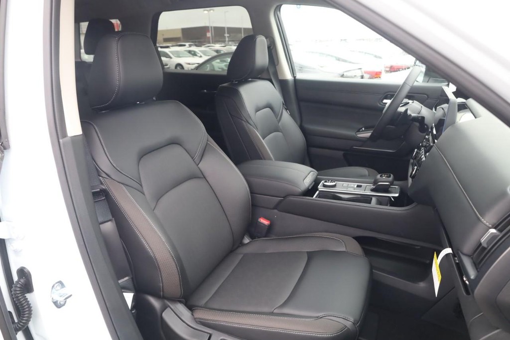 Nissan Pathfinder Vehicle Full-screen Gallery Image 21