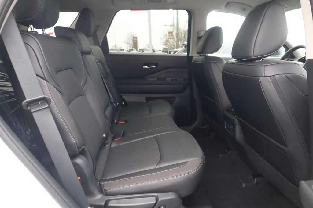 Nissan Pathfinder Vehicle Full-screen Gallery Image 22