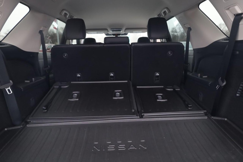 Nissan Pathfinder Vehicle Full-screen Gallery Image 24