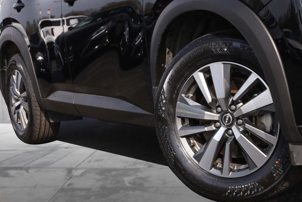 Nissan Pathfinder Vehicle Full-screen Gallery Image 3