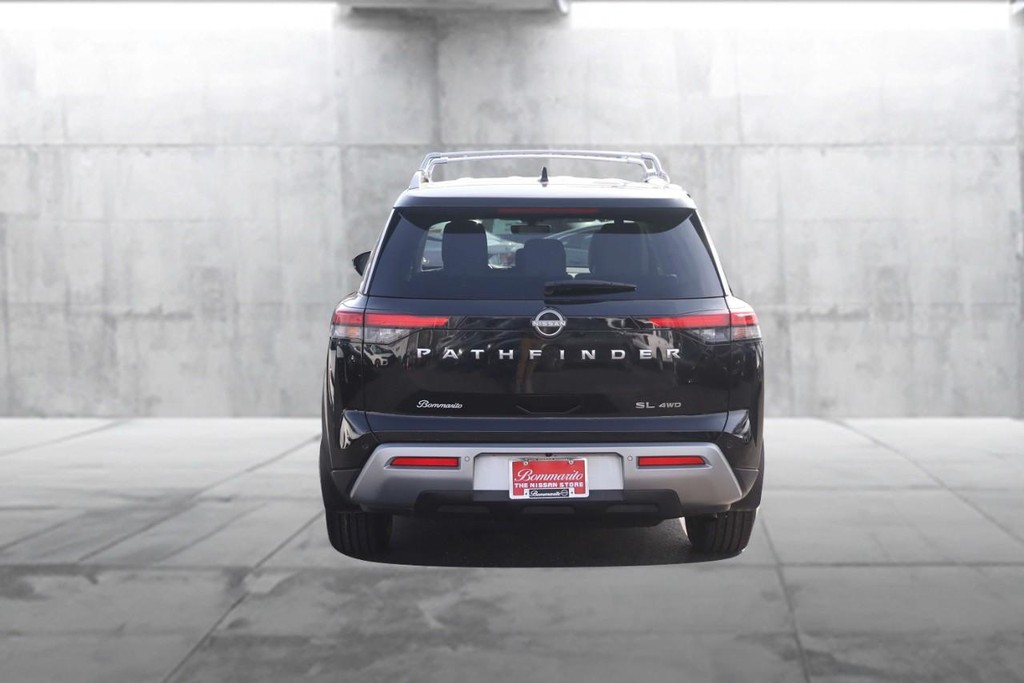 Nissan Pathfinder Vehicle Full-screen Gallery Image 6