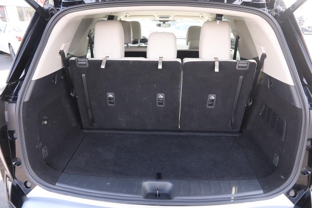 Nissan Pathfinder Vehicle Full-screen Gallery Image 7