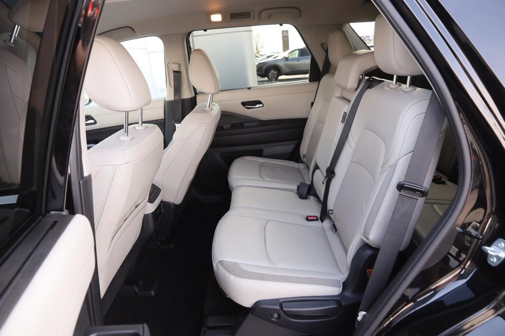 Nissan Pathfinder Vehicle Full-screen Gallery Image 10