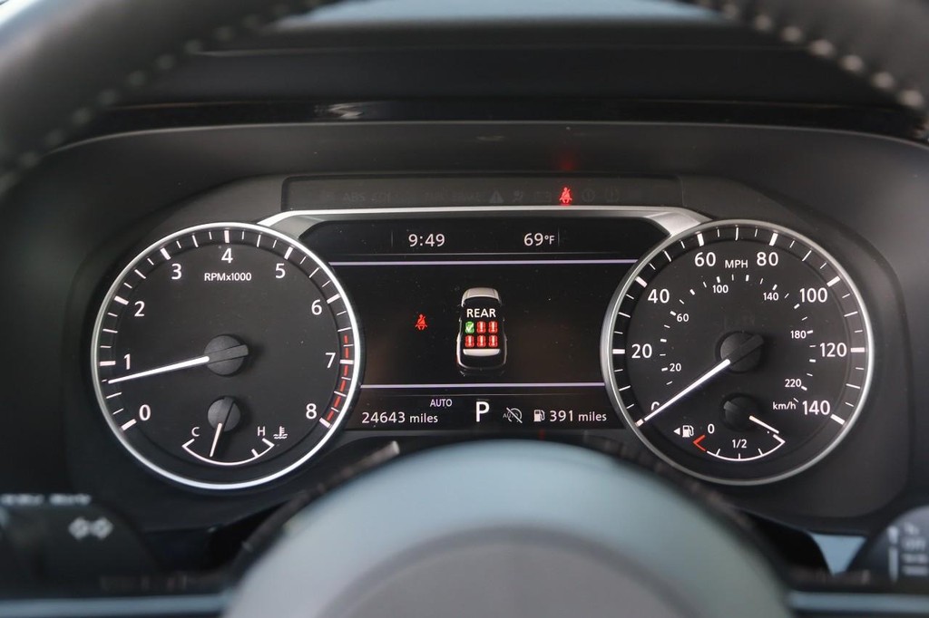 Nissan Pathfinder Vehicle Full-screen Gallery Image 15