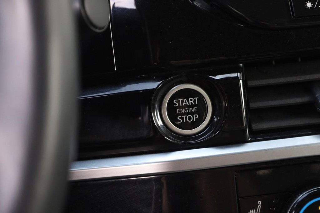 Nissan Pathfinder Vehicle Full-screen Gallery Image 16