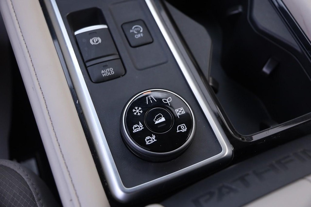 Nissan Pathfinder Vehicle Full-screen Gallery Image 20