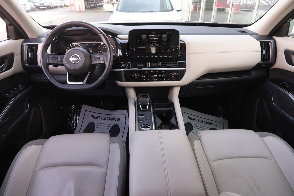Nissan Pathfinder Vehicle Full-screen Gallery Image 22