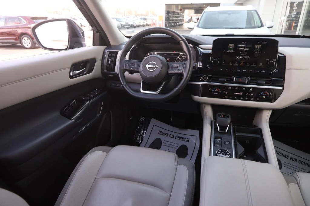 Nissan Pathfinder Vehicle Full-screen Gallery Image 23