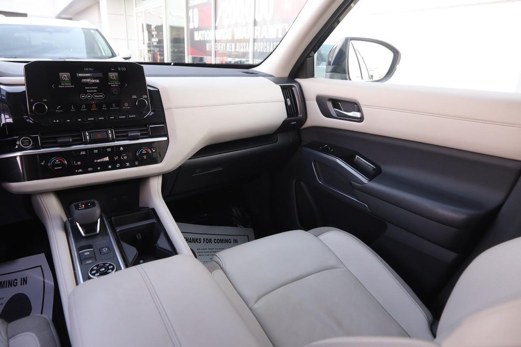 Nissan Pathfinder Vehicle Full-screen Gallery Image 26