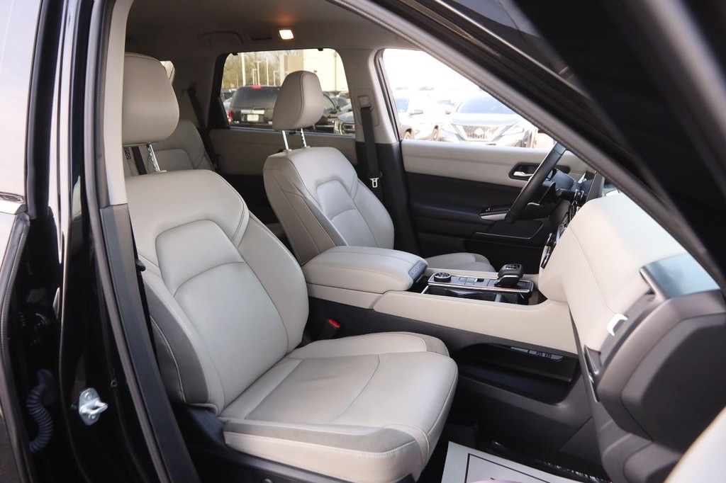 Nissan Pathfinder Vehicle Full-screen Gallery Image 27