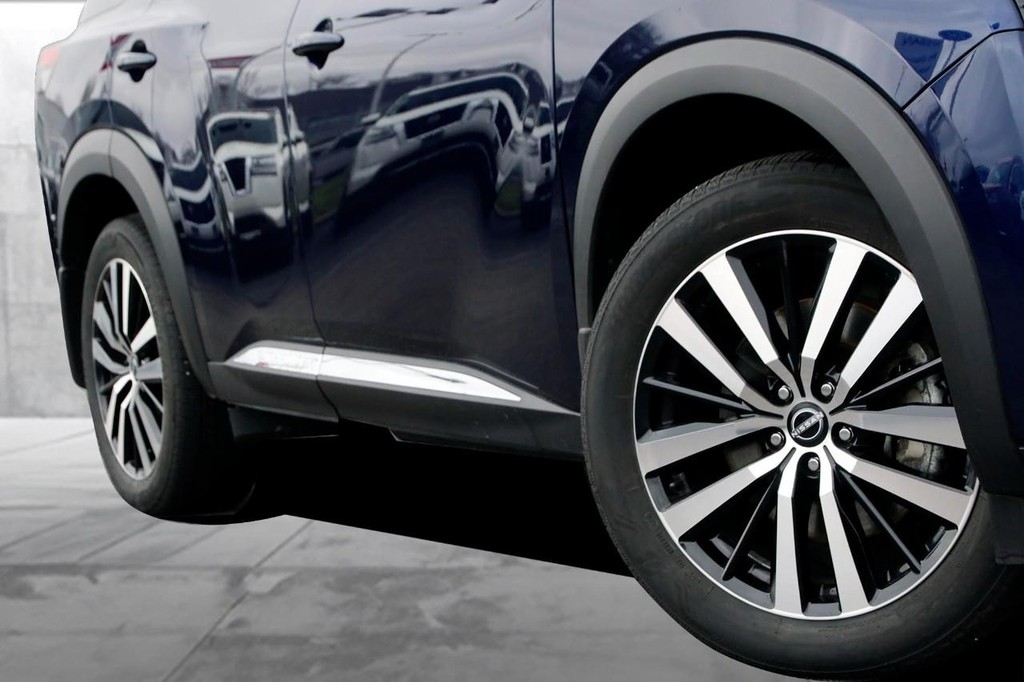 Nissan Pathfinder Vehicle Full-screen Gallery Image 3