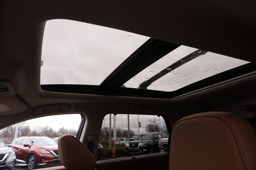 Nissan Pathfinder Vehicle Full-screen Gallery Image 9