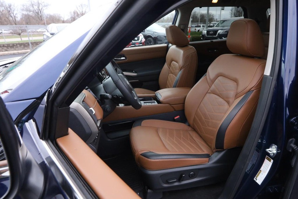 Nissan Pathfinder Vehicle Full-screen Gallery Image 10