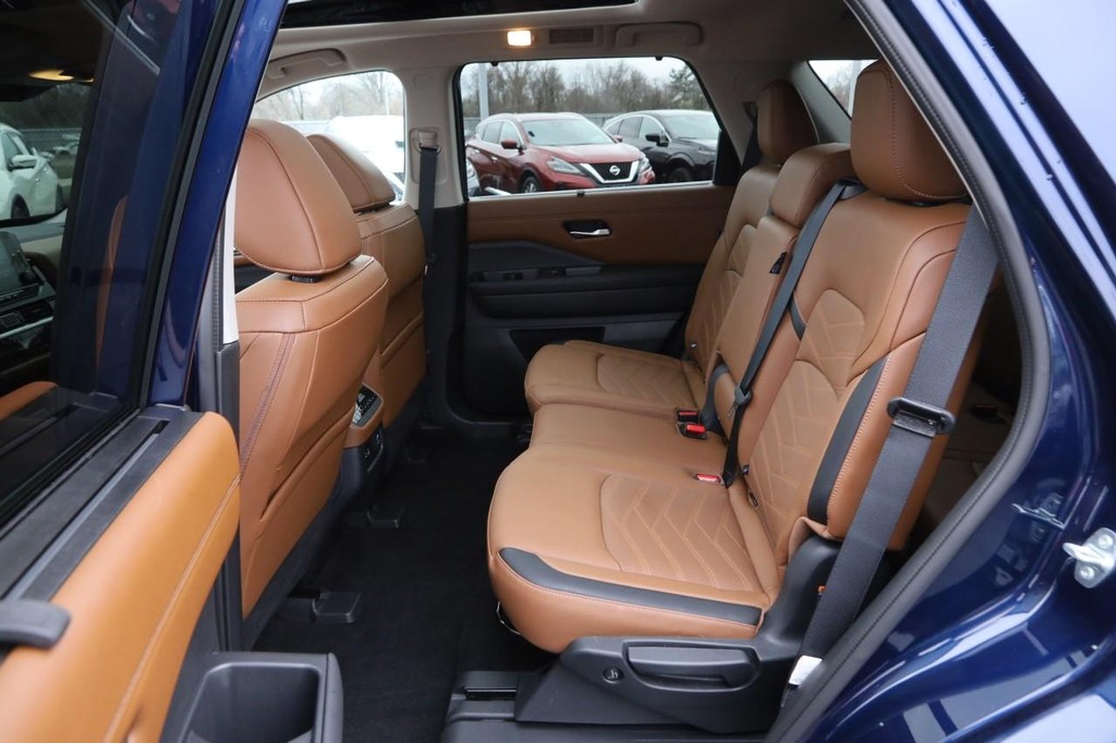 Nissan Pathfinder Vehicle Full-screen Gallery Image 11