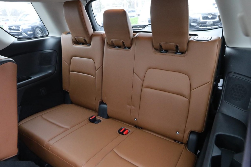 Nissan Pathfinder Vehicle Full-screen Gallery Image 12