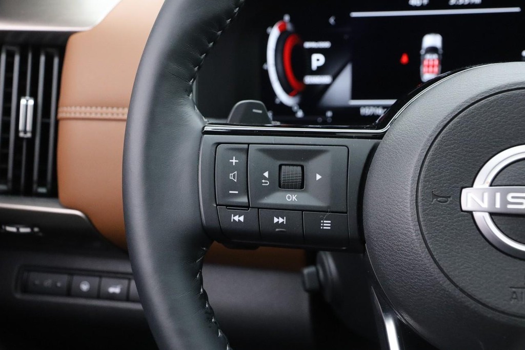 Nissan Pathfinder Vehicle Full-screen Gallery Image 14