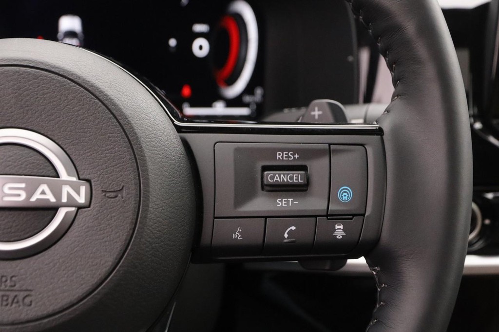 Nissan Pathfinder Vehicle Full-screen Gallery Image 15