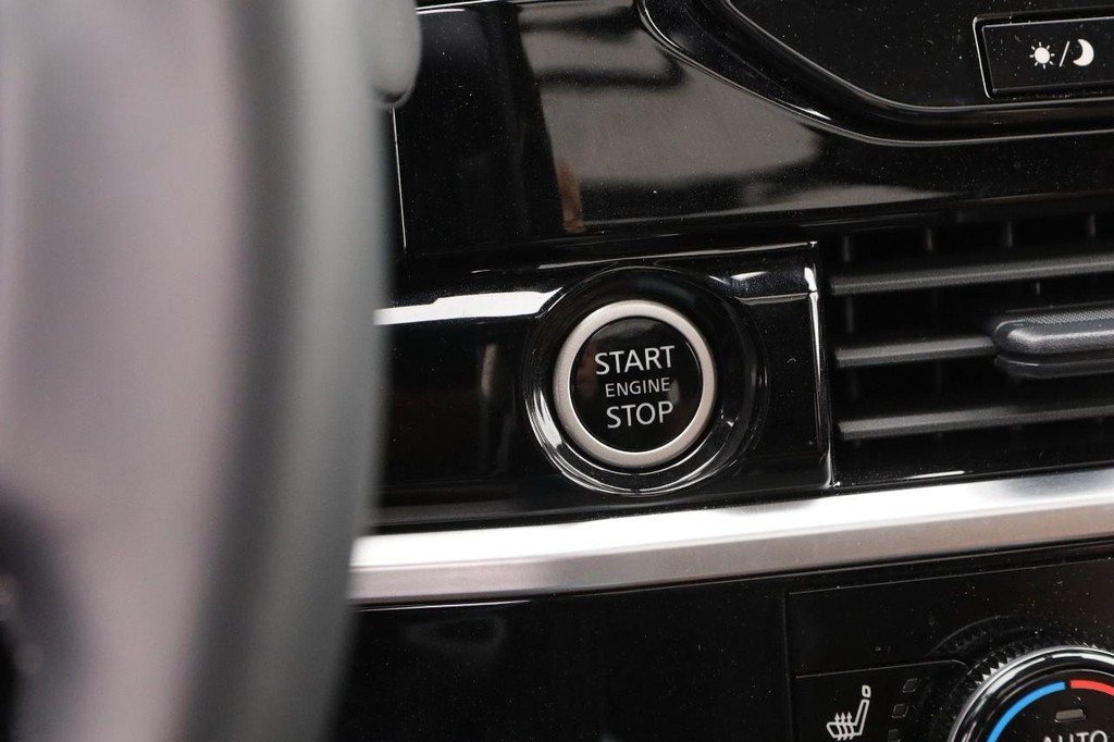 Nissan Pathfinder Vehicle Full-screen Gallery Image 17