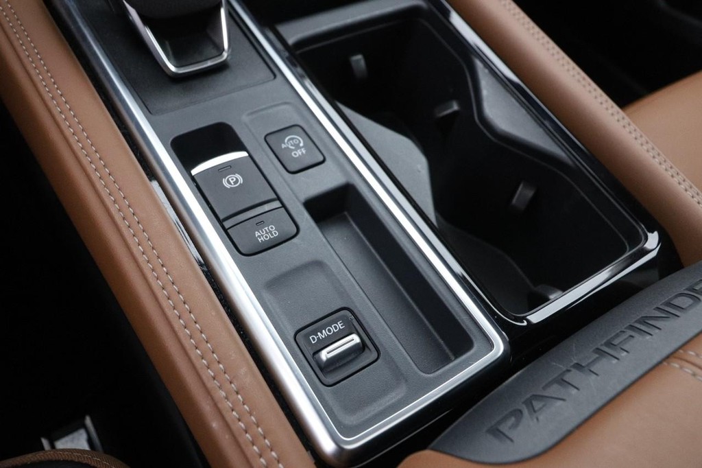 Nissan Pathfinder Vehicle Full-screen Gallery Image 21