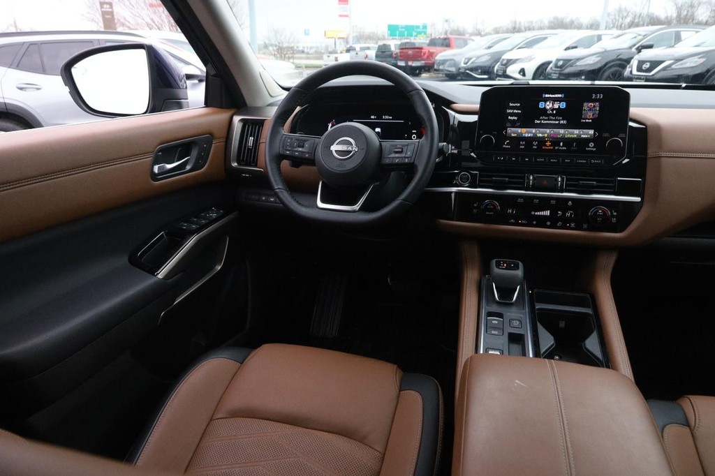 Nissan Pathfinder Vehicle Full-screen Gallery Image 24